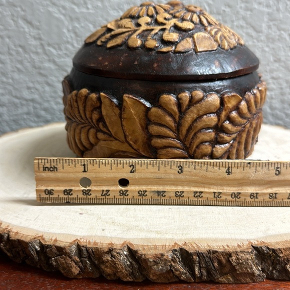 Vintage hand carved wooden trinket box, Sunflower Daisy and leaves, lidded - Picture 8 of 9
